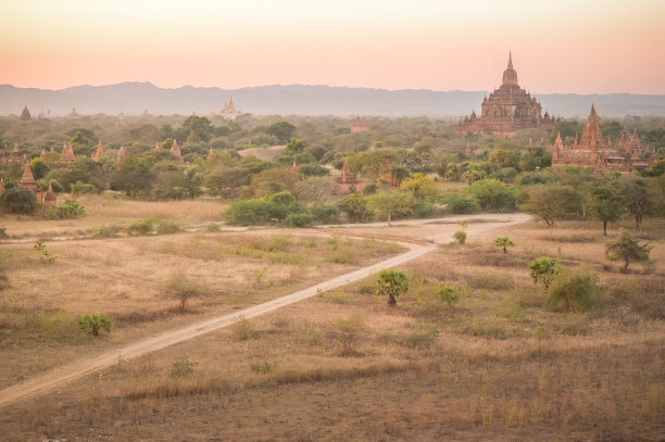 缅甸曼德勒日出时蒲甘的庙宇和宝塔图片下载