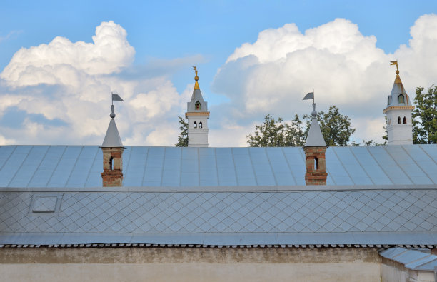 在多云的天空背景下的罗斯托夫克里姆林宫的房间屋顶图片下载
