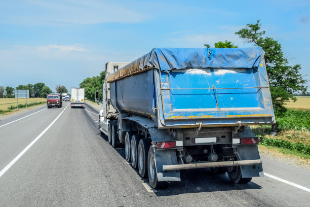 大吨位卡车在路上行驶。图片下载