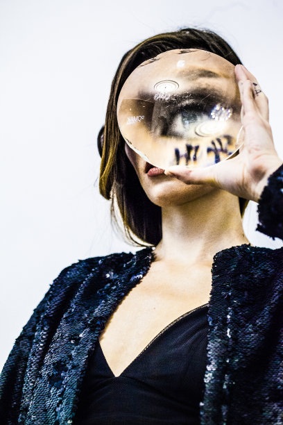 脸上带有日文和放大镜的可爱女孩图片下载