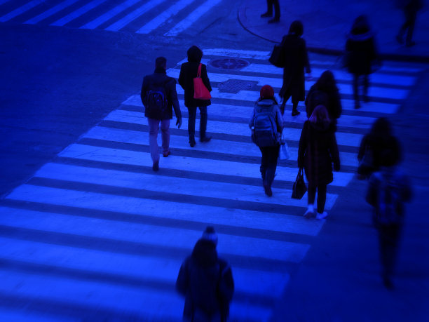人们在曼哈顿繁忙的街道上走在人行横道上图片下载