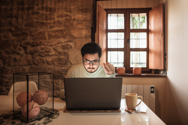 新冠肺炎疫情期间在家工作的青年工作者图片下载