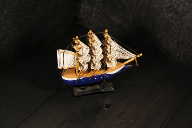模型木船上的黑色背景库存照片图片下载