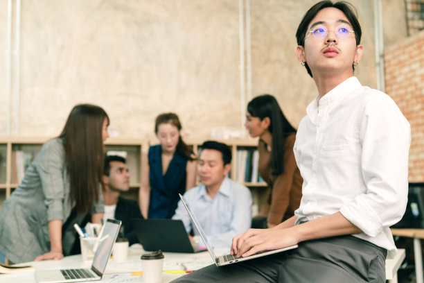 年轻的亚洲创业者在头脑风暴会议中自信微笑图片下载