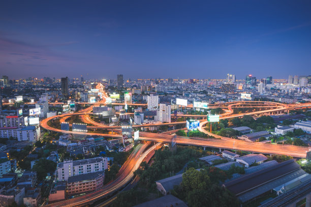 全景城市景观商业区(makkasan,baiyok, Ratchaprarop, patunam曼谷，泰国)鸟瞰高层建筑在黄昏图片下载