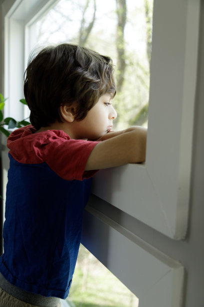 小男孩居家自我隔离图片下载