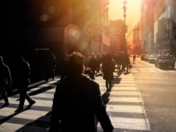 人们在曼哈顿繁忙的街道上走在人行横道上图片下载