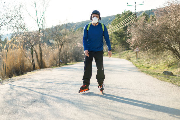 男子选择轮滑代替公共交通以预防冠状病毒感染图片下载
