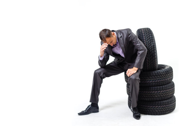 汽车经销商在轮胎背景上检查轮胎，进行汽车保养图片下载