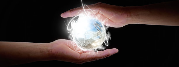 你的手掌上漂浮着一个发光的球体图片下载