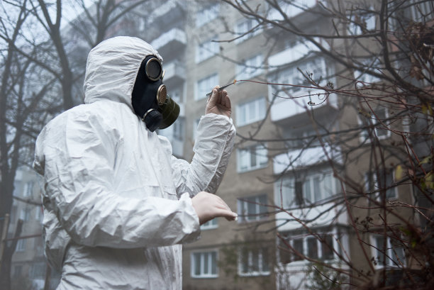 穿着防护服的人请假去做分析。图片下载