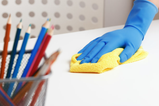特写女性的手在保护橡胶手套和一块布。清洁消毒房间桌面图片下载