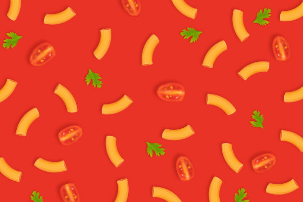 红色背景上有通心粉、番茄和欧芹图案。意大利菜。意大利面组成。图片下载