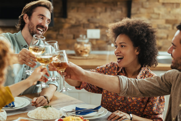 午餐时，快乐的黑人妇女与朋友们举杯同庆图片下载