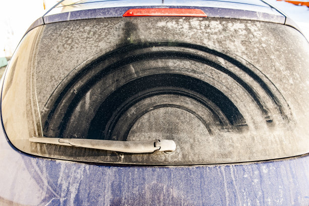 汽车后挡风玻璃脏。旧的雨刷不能很好地擦玻璃。图片下载