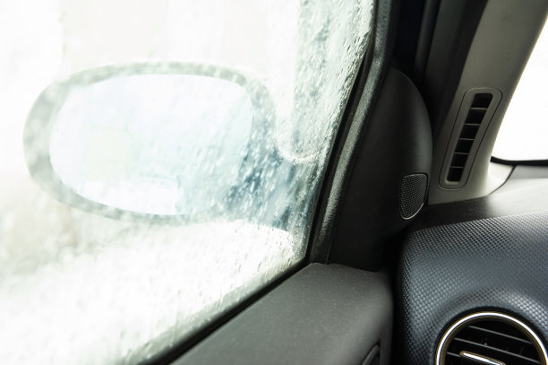 雾气弥漫的车窗让人很难照镜子。冬天寒冷的日子。图片下载