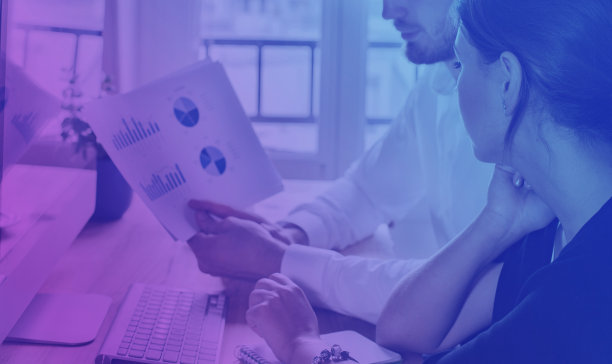 团队商务人员在办公室工作，旗帜背景色调为霓虹灯图片下载