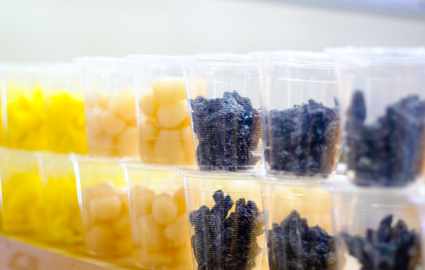 杯干果陈列在架子上近距离观察图片下载