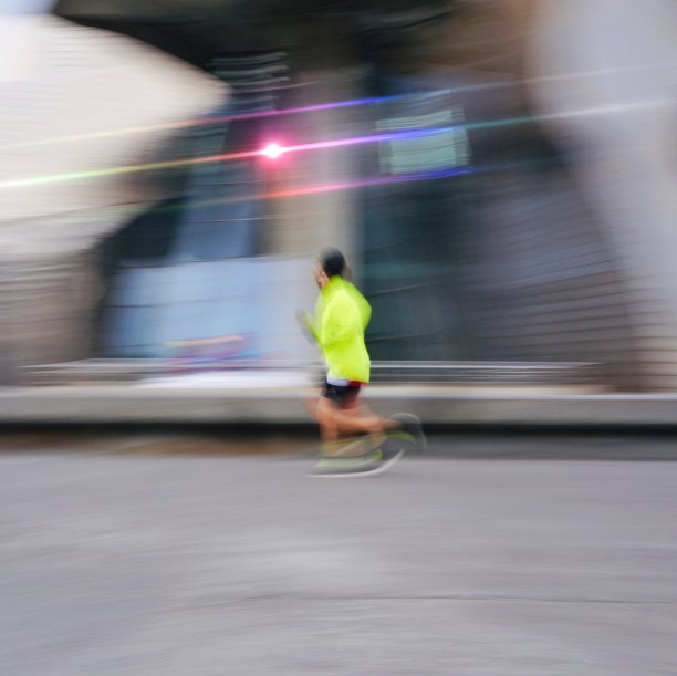 人们在西班牙毕尔巴鄂市的街道上奔跑图片下载