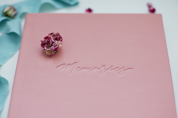 粉红色的皮革书或相册的照片图片下载