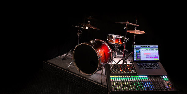 录音室里的数字混音器，用电脑来录制音乐。鼓的背景。图片下载