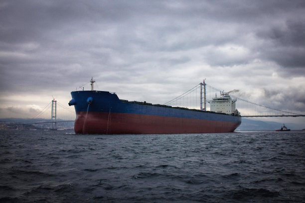 更新后的油轮货船从码头下水图片下载