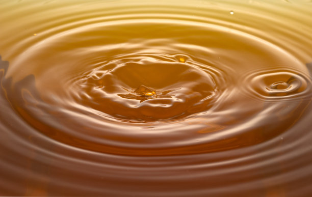 喝了几滴威士忌后，水就泛起了涟漪。图片下载