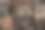 老式的风化皮箱相互叠放图片下载