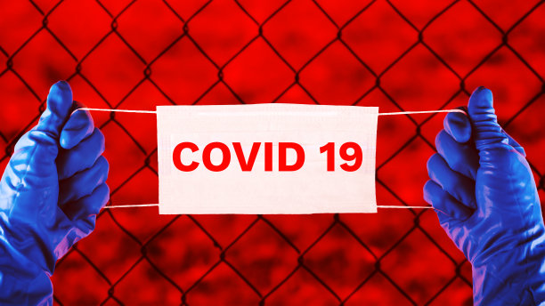 新型冠状病毒隔离概念banner：医护人员手持口罩，疫情紧急背景图片下载