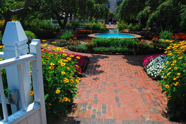 打开通往花园的大门图片下载