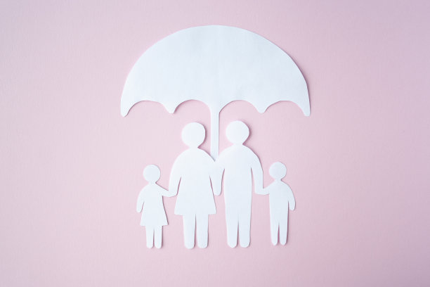 社会保障家庭观念。剪纸家庭伞在明亮的粉红色背景。人寿保险，家庭保障图片下载