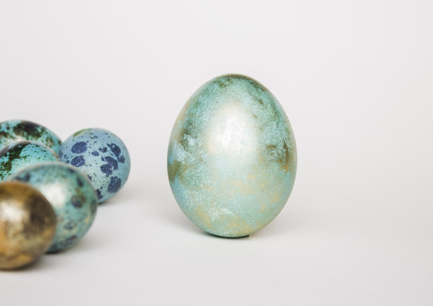 白色背景上的复活节彩蛋。复活节快乐图片下载