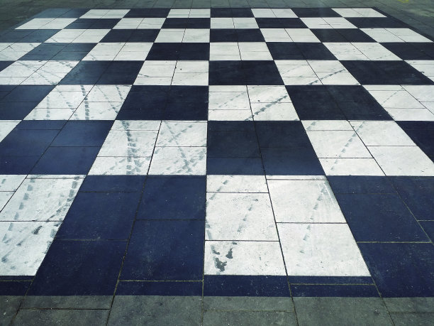 透视图像的地板与黑色和白色瓷砖。用石头做的棋盘。旧照片。图片下载