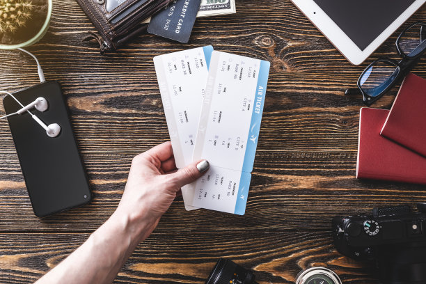 假日航班上的东西。机票，护照，电话，信用卡。方便旅行准备的概念图片下载
