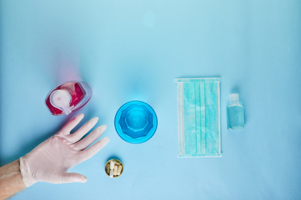 预防新型冠状病毒COVID-19：洗手、戴口罩和服用药物图片下载