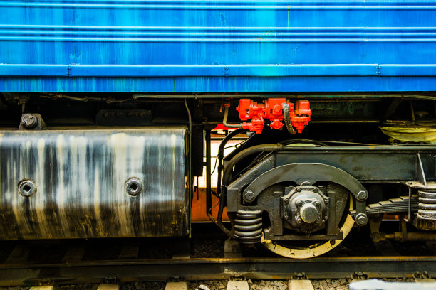 一辆老式柴油机车的蓝色车身下的油箱和轮对。铁路运输的历史。图片下载