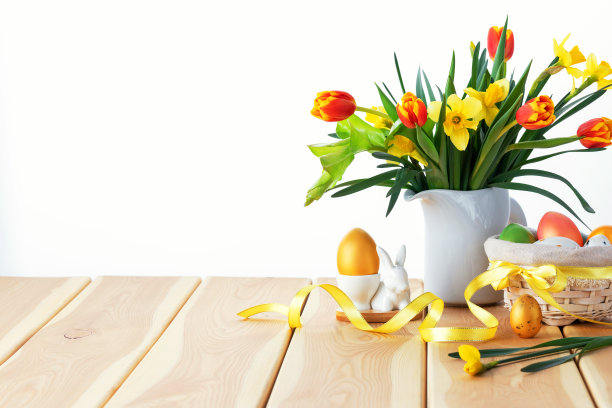 木制背景上的复活节彩蛋和鲜花。图片下载