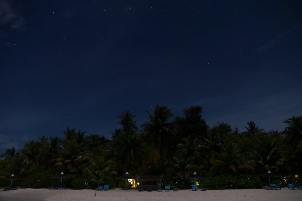马尔代夫海滩晚上的度假胜地图片下载
