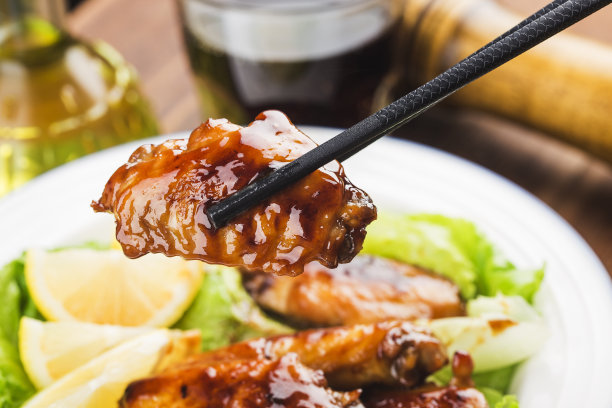 可乐鸡翅放在盘子里图片下载