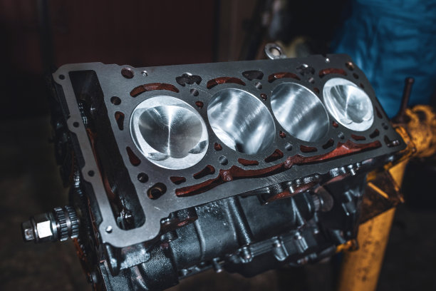 拆卸气缸体。发动机维修服务，特写。图片下载
