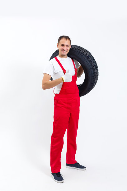 手持轮胎的男子全身照图片下载