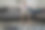 机器人吸尘器在打扫房间，女人在沙发上休息，特写图片下载