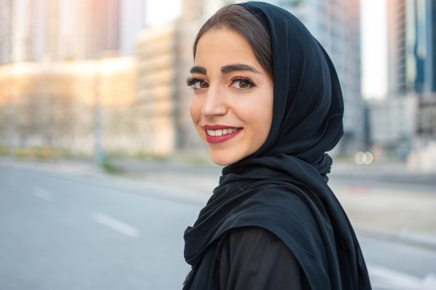 穿着传统阿拉伯服装的美丽中东阿拉伯年轻女性特写图片下载