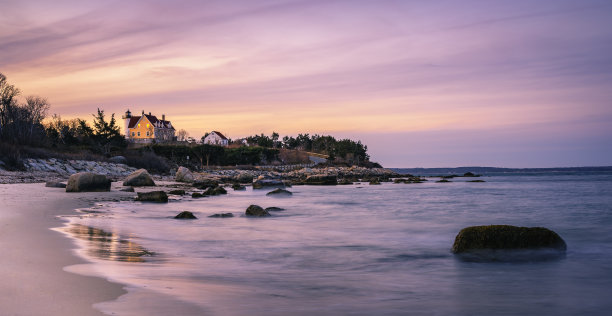 暮色降临在科德角的岩石海滩上图片下载