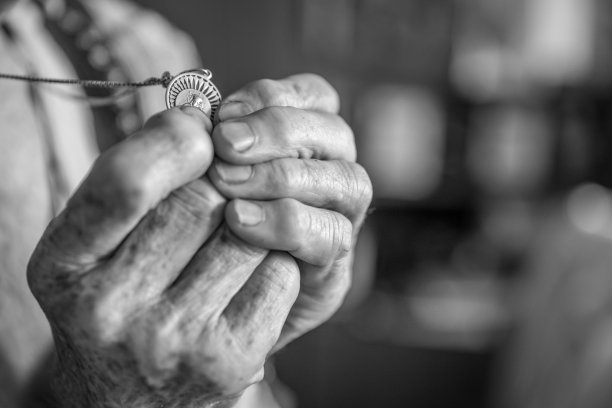 一个老妇人的手图片下载