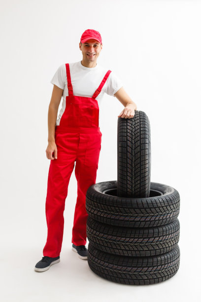 手持轮胎的男子全身照图片下载