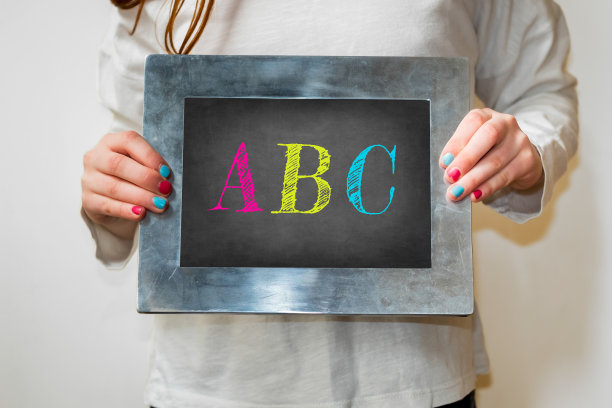 孩子拿着黑板，用五颜六色的字母写着课文ABC图片下载