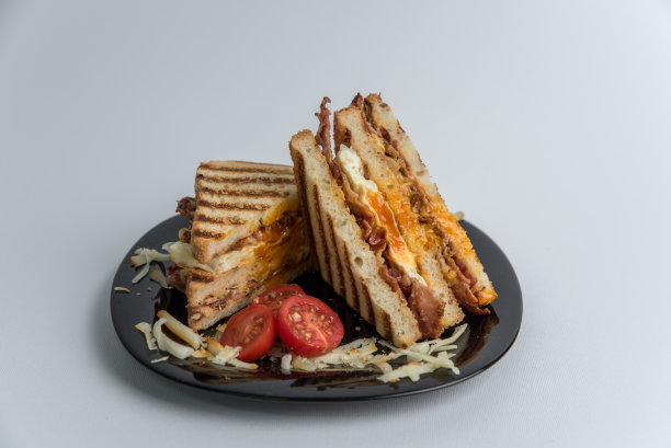 压烤双层帕尼尼，配培根、鸡蛋和芝士图片下载