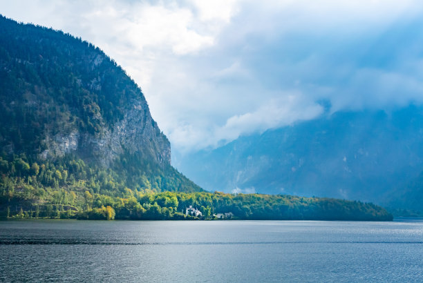 奥地利哈尔斯塔特湖畔村庄图片下载