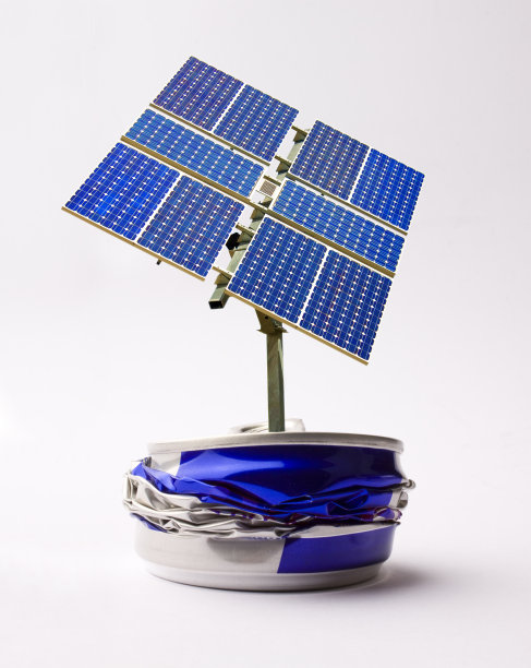 压碎铝罐和太阳能电池板图片下载